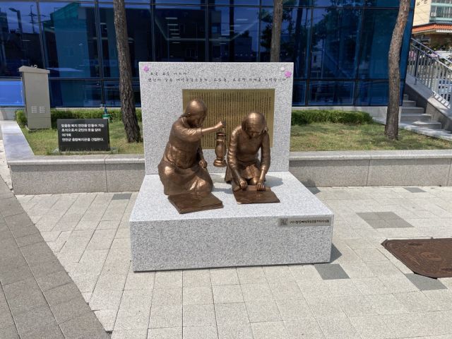 ▲(사)항일여성독립운동기념사업회가 소은명·소은숙 열사를 기리는 독립운동가상을 제작해 연천군에 기증했다. 연천군은 이를 종합복지관 입구에 설치했다.ⓒ연천군