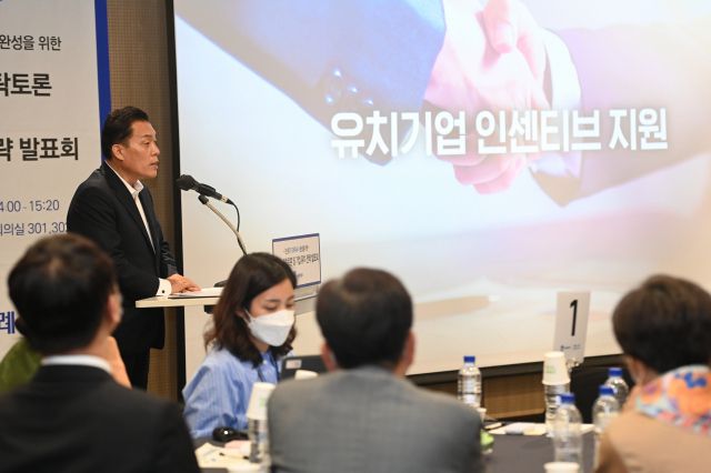 ▲지난 9월21일 '기업인 원탁토론, 기업 유치 전략발표회'에서 이재준 수원특례시장이 유치기업에 대한 인센티브를 발표하고 있는 모습. ⓒ수원시 제공
