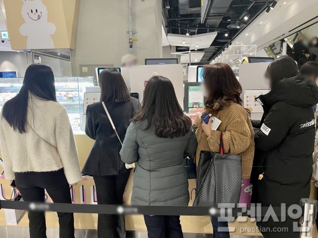 ▲ 실내 마스크 착용 의무화가 해제된 첫날인 30일 부산 부산진구 백화점 매장에서 시민들이 줄을서있다. ⓒ프레시안(홍민지)