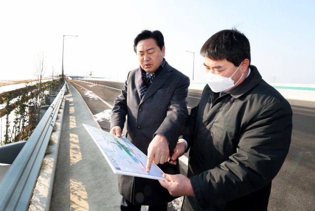 ▲김관영 전북도지사가 새해 첫 현장방문 일정으로 새만금을 찾아 내부 간선도로와 하이퍼튜브 추진 상황 등을 점검하고 있다. ⓒ