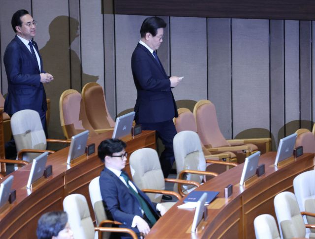 ▲더불어민주당 이재명 대표가 27일 국회에서 열린 본회의에서 본인의 체포동의안에 관해 투표를 마친 뒤 투표용지를 투표함에 넣기 위해 이동하며 한동훈 법무부 장관 옆을 지나고 있다. ⓒ연합뉴스