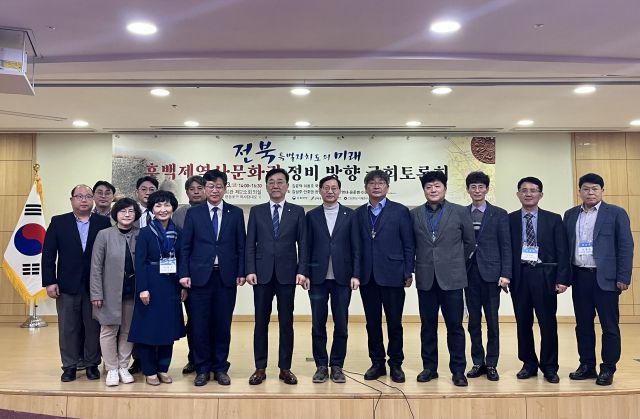 ▲3일 국회에서 진행된 '후백제역사문화권 정비방향 토론회'에 앞서 행사를 주최한 국회의원들과 발표, 토론자들이 기념촬영을 하고 있다. ⓒ프레시안