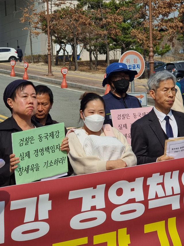 ▲고 이동우 노동자의 부인 권금희 씨(중간 애기를 안고 있는 이)ⓒ프레시안(박창호)