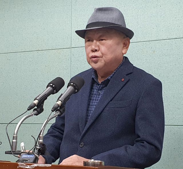 ▲윤석열 대통령 부인 김건희 여사가 과거 유흥주점에서 일했다는 이른바 '쥴리 의혹'을 제기한 안해욱(74) 전 대한초등학교태권도협회장이 22일 전북도의회에서 기자회견을 열고 전주을 국회의원 재선거 출마를 선언하고 있다. ⓒ연합뉴스