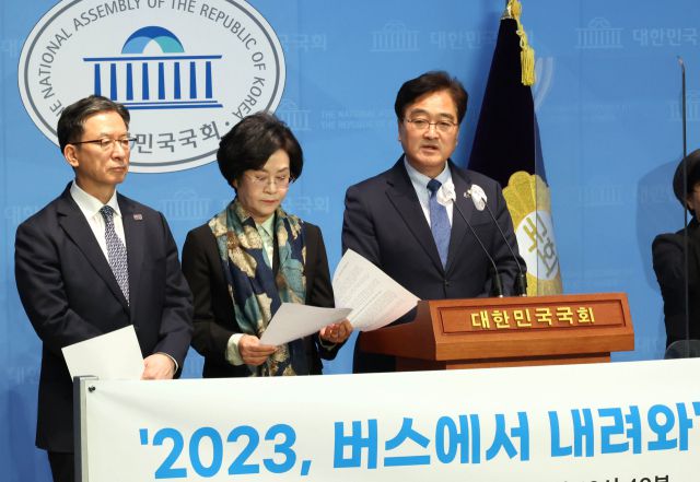 ▲우원식 의원 등 더불어민주당 4선 의원들이 24일 국회 소통관에서 '2023 버스에서 내려와' 운동을 제안하는 기자회견을 하고 있다. ⓒ연합뉴스