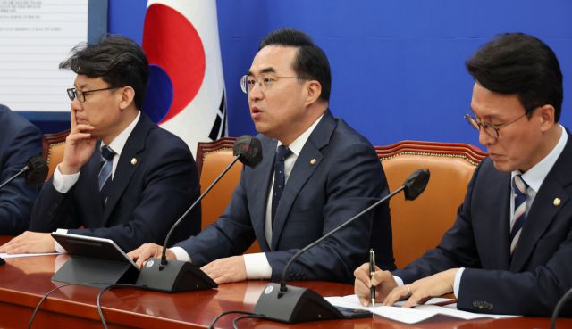 ▲민주당 박홍근 원내대표가 25일 국회 당 사무실에서 원내대책회의를 하고 있다. ⓒ연합뉴스