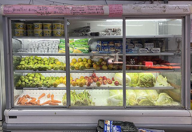 ▲ 투발루의 한 슈퍼마켓에서 판매되고 있는 채소 및 과일. 한국의 일반적인 기업형 슈퍼마켓(SSM) 규모의 매장에서 판매되는 채소와 과일은 진열장에 있는 것이 전부다. ⓒ외교부 공동취재단(=투발루)