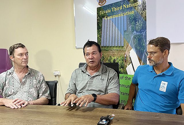 ▲ 유엔개발계획(UNDP) 주도로 이뤄지고 있는 투발루 해안 정비 프로젝트 담당자들. 왼쪽부터 필립 호스 사회 및 환경 안전 컨설턴트, 알란 레스쳐 프로젝트 매니저, 제임스 루이스 해안 엔지니어. ⓒ외교부 공동취재단(=투발루)