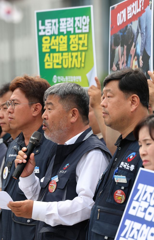 ▲한국노총이 경사노위 참여 중단을 선언한 가운데 8일 오전 서울 용산구 대통령집무실 앞에서 열린 한국노총 공식 기자회견에서 김동명 위원장이 발언하고 있다. 한국노총은 '윤석열 정권 심판'을 위한 전면 투쟁에 나서겠다고 선언했다. ⓒ연합뉴스