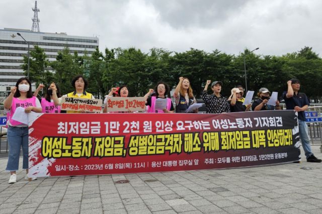 ▲8일 오전 서울 용산구 대통령집무실 앞에서 열린 '최저임금 1만 2천 원 인상을 촉구하는 여성노동자 기자회견' 현장 사진. 마트, 콜센터, 청소, 반도체공정 등 노동현장에서 오랜 경력을 쌓은 여성 '최저임금' 노동자들이 현장에 나와 목소리를 냈다. ⓒ프레시안(한예섭)