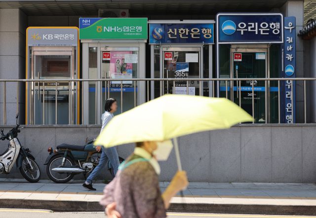 ▲9일 한국은행 발표에 따르면 5월 가계대출 증가액은 19개월 만에 가장 큰 4조2000억 원이었다. 이 가운데 4조3000억 원이 주택담보대출이었다. 나머지 기타 대출은 줄어들었다. 사진은 4일 오전 서울 시내에 설치되어 있는 주요 은행들의 현금인출기. ⓒ연합뉴스