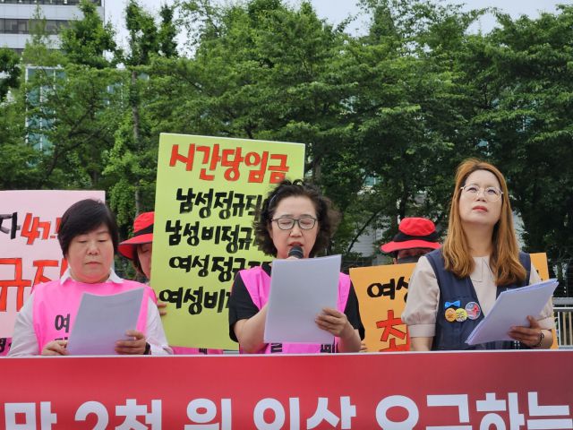 ▲8일 오전 서울 용산구 대통령집무실 앞에서 열린 '최저임금 1만 2천 원 인상을 촉구하는 여성노동자 기자회견' 현장 사진. 마트, 콜센터, 청소, 반도체공정 등 노동현장에서 오랜 경력을 쌓은 여성 '최저임금' 노동자들이 현장에 나와 목소리를 냈다. ⓒ프레시안(한예섭)