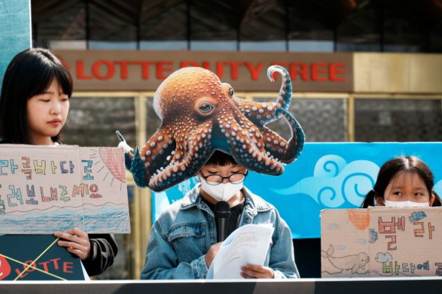 ▲ 지난 4월 3일 롯데월드 앞에서 환경운동연합 바다위원회와 '동물해방물결'이 주최한 '수족관 돌고래 벨라의 귀한을 촉구'하는 집회에서 한 어린이 회원이 "벨라를 바다로 돌려보내 달라!"고 호소하고 있다. ⓒ환경운동연합