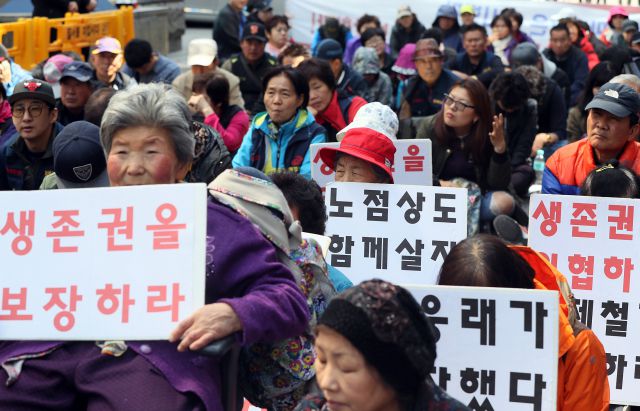 ▲ 2017년 4월 19일 서울 여의도에서 민주노점상전국연합 주최로 열린 노점탄압 규탄집회에서 참가자들이 손팻말을 들고 있다. ⓒ연합뉴스