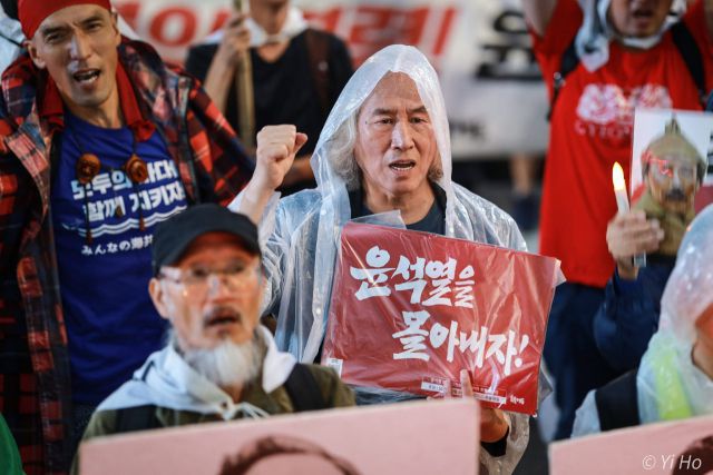 ▲김승수 국회의원은 윤석열 대통령 부부를 풍자한 것으로 논란이 된 <굿바이전>에 참여한 박재동 작가(사진 가운데) 등 특정 작가들을 대상으로 지원금 관련 자료를 요청했다 ⓒ이호 작가 제공