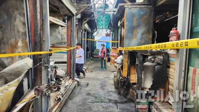 ▲ 21일 광주 광산구 비아5일시장 손님들이 불에 탄 점포를 지켜보고 있다. ⓒ프레시안(임채민)