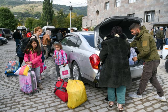 ▲아르메니아와 아제르바이잔의 영토 분쟁 지역인 나고르노카라바흐를 지난주 아제르바이잔이 장악한 뒤 국경을 넘어 탈출한 이 지역 아르메니아계 주민들이 25일(현지시각) 아르메니아 국경 지대 고리스 마을에서 대피소로 떠날 준비를 하고 있다.ⓒ로이터=연합뉴스