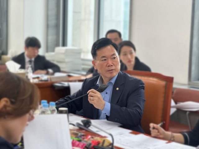 ▲윤석열 대통령 부부 풍자 전시에 참여한 작가들만을 지목해 지원금 자료를 요구한 국민의힘 김승수 국회의원 ⓒ김승수의원실