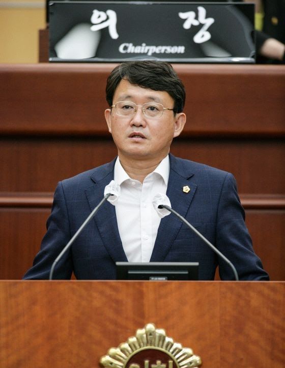 ▲김성수 전북도의원(더민주, 고창1)은 지난달 열린 ‘제403회 임시회’ 2차 본회의에서 새만금 SOC 예산이 대폭 삭감된 것과 관련해 위법소지가 많다며 감사원 감사를 촉구했다. ⓒ전북도의회