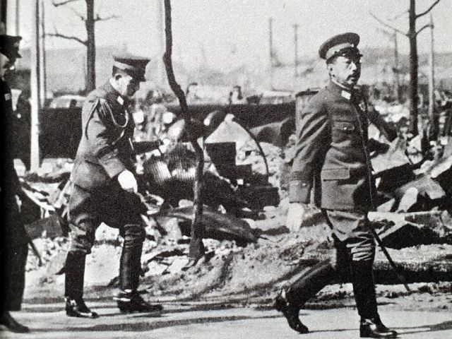 ▲ 도쿄대공습 8일 뒤인 1945년 3월18일 피해지역을 돌아보고 있는 히로히토 일왕. Ⓒ니시다 세추오