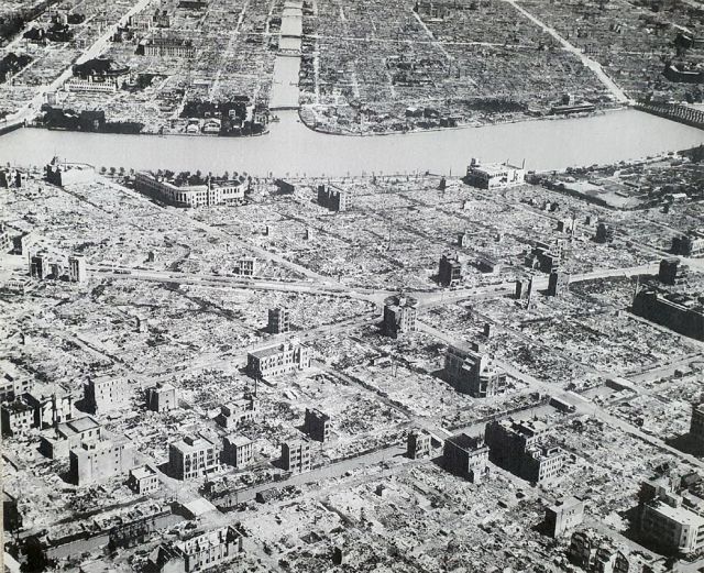 ▲ 1945년 3월10일 밤 B-29 폭격기의 공습으로 27만 채의 주택이 잿더미가 된 도쿄 전경. 6시간 동안의 공습은 조선인 1만 명을 포함해 10만 명 가까운 사망자를 냈다.