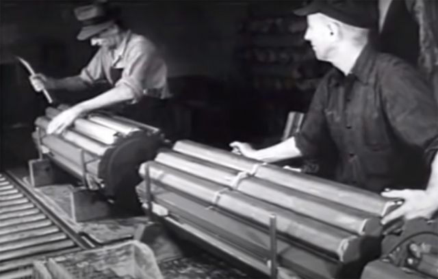 ▲ 미 군수노동자들이 네이팜탄 38개를 묶어 집속탄으로 마무리하는 모습. 네이팜탄은 1945년 일본 주요 도시들의 주거지역들을 초토화시켰다.