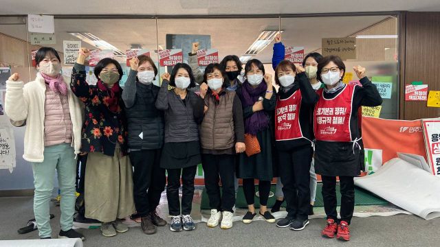 ▲농성장에서 함께한 덕성여대청소노동자 투쟁을 지지하는 페미니스트 연대 ⓒ민주노총 공공운수노조 서울지부