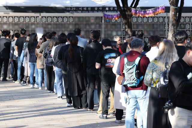 ▲10·29 이태원 참사 1주기를 맞은 29일 오후 서울 중구 서울광장 분향소에 추모객들이 줄을 서고 있다. ⓒ연합뉴스