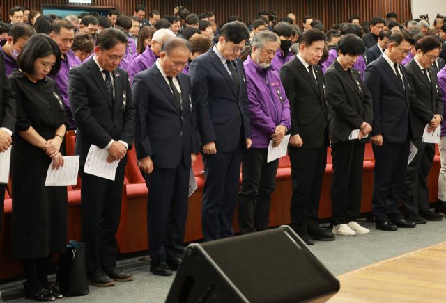 ▲김진표 국회의장과 국민의힘 윤재옥 원내대표, 더불어민주당 홍익표 원내대표, 정의당 배진교 원내대표와 이정민 10.29 이태원참사 유가족협의회 운영위원장을 비롯한 참석자들이 30일 오후 국회도서관 대강당에서 열린 10.29 이태원참사 1주기 국회 추모제에서 묵념하고 있다. ⓒ연합뉴스