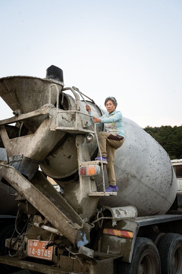 ▲<프레시안>은 지난달 24일 부산 기장군의 한 건설현장을 찾아 레미콘 기사로 25년째 일하고 있는 정정숙씨를 만났다. ⓒ황지현