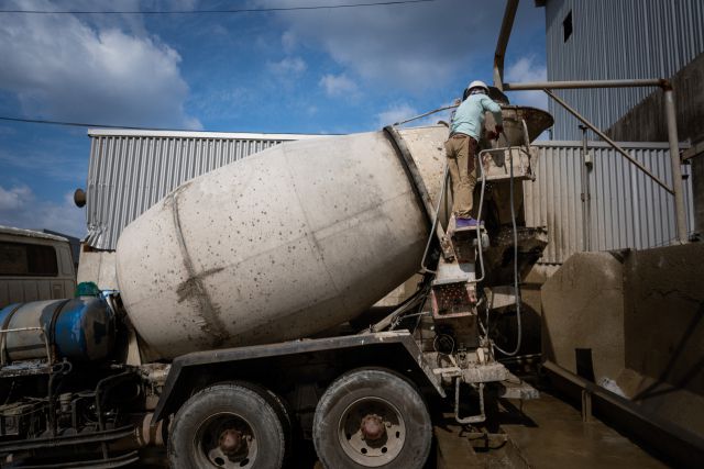 ▲<프레시안>은 지난달 24일 부산 기장군의 한 건설현장을 찾아 레미콘 기사로 25년째 일하고 있는 정정숙씨를 만났다. 레미콘이 담겨있던 적재통을 세척하는 정숙씨. ⓒ황지현