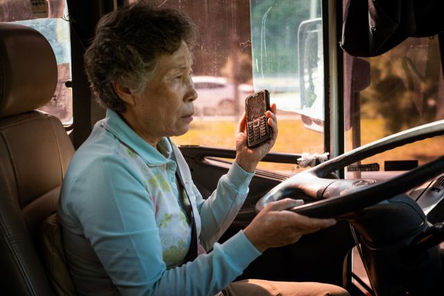 ▲<프레시안>은 지난달 24일 부산 기장군의 한 건설현장을 찾아 레미콘 기사로 25년째 일하고 있는 정정숙씨를 만났다. 무전기를 통해 동료와 소통하고 있는 정숙씨. ⓒ황지현