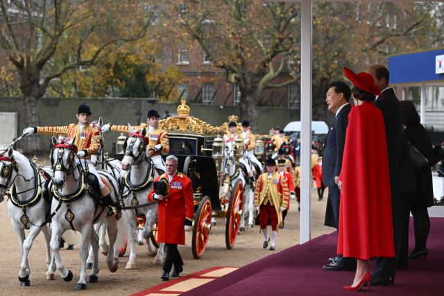 ▲영국을 국빈 방문한 윤석열 대통령이 21일(현지시간) 런던 호스가즈 광장에서 열린 공식 환영식이 끝난 뒤 버킹엄궁으로 타고 갈 마차 행렬을 바라보고 있다. ⓒ연합뉴스
