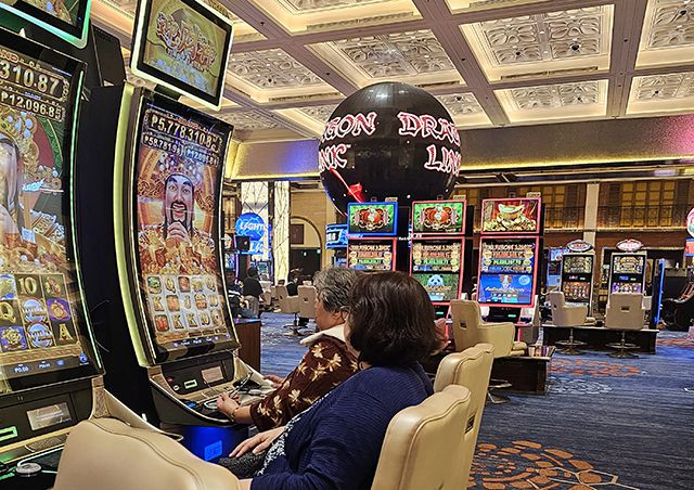 ▲필리핀 마닐라의 한 카지노에 설치된 슬롯머신에서 고객이 게임을 즐기고 있다. ⓒ프레시안