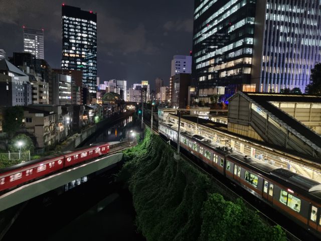 ▲ 오챠노미즈역 인근 다리에서 본 열차 두 대가 교차하는 장면. 이곳은 <스즈메의 문단속>에도 나온 장소다. ⓒ프레시안(최용락)