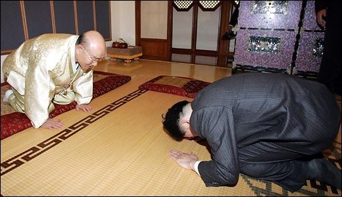 ▲원희룡 장관이 19대 대통령 후보를 결정하는 한나라당(국민의힘의 전신) 경선에 출마한 후, 2007년 1월 3일 전두환 전 대통령에게 세배를 하고 있다. ⓒ연합뉴스