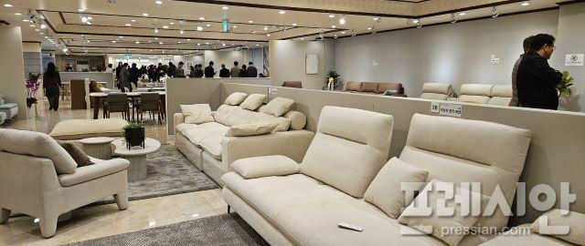 ▲에몬스 대리점주들이 6일 본사 전시장에서 2024년 발표될 새로운 가구들을 품평하고 있다. ⓒ박진영 기자