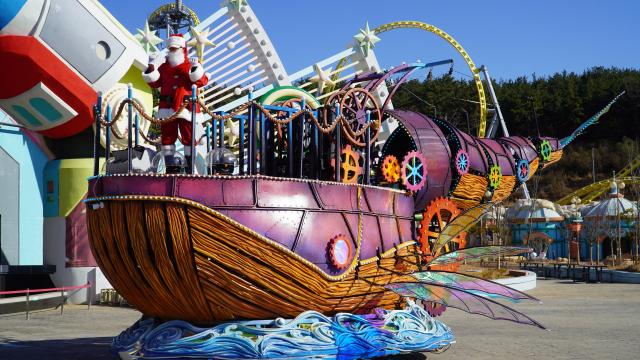 ▲경남마산로봇랜드에서는 올 겨울 10m 길이의 대형 고래 퍼레이드카와 산타가 함께하는 포토타임을 겨울 시즌 상시 진행한다. ⓒ로봇랜드