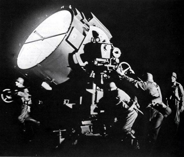 ▲ 조명 장치를 작동중인 독일의 대공 방어요원들. 압도적인 연합군 공군력에 밀려 독일은 전쟁 막판에 대공방어를 사실상 포기했다. ⓒ위키미디어