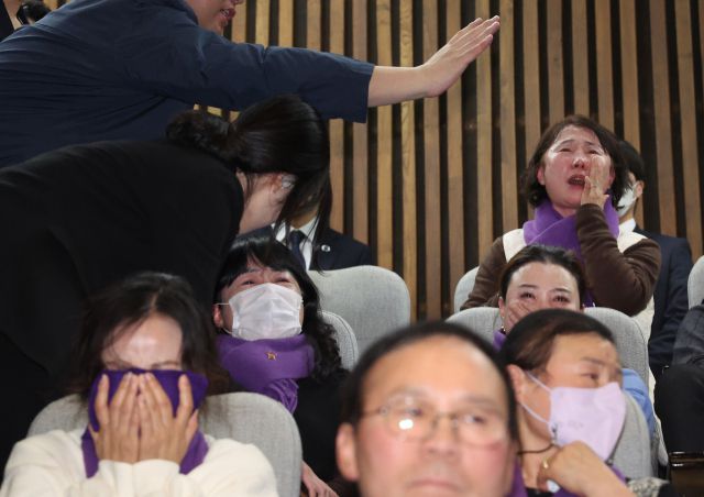 ▲9일 국회에서 열린 본회의에서 이태원참사 특별법 상정을 두고 국민의힘 이만희 의원이 반대 토론을 하자 방청하던 유족들이 오열하고 있다. ⓒ연합뉴스