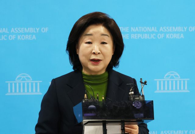 ▲녹색정의당 심상정 의원이 19일 국회 소통관에서 지역구 연대 관련해 자신의 지역구인 고양시갑 선거구 입장을 발표한 뒤 취재진의 질문에 답하고 있다. ⓒ연합뉴스