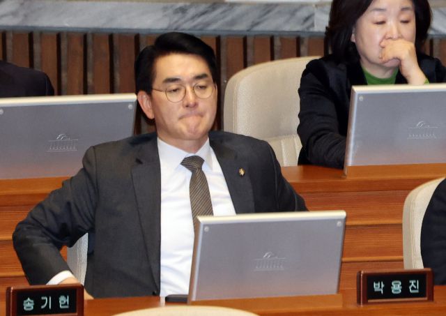 ▲더불어민주당 박용진 의원이 지난 20일 국회 본회의장에서 홍익표 원내대표의 교섭단체 대표 연설을 듣고 있다. 민주당은 박 의원에게 의정활동 평가 하위 10% 포함을 통보했다. ⓒ연합뉴스