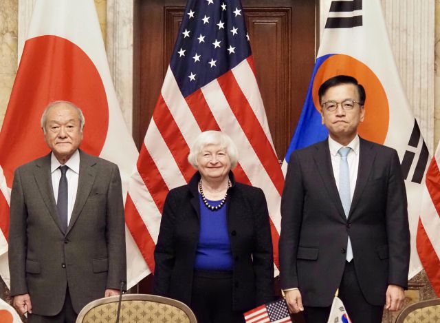 ▲G20재무장관회의 및 IMF/WB 춘계회의 참석차 미국 워싱턴을 방문중인 최상목 부총리 겸 기획재정부 장관이 17일(현지시각) 미국 재무부에서 열린 '제1차 한.미.일 재무장관 회의'에 참석, 회의시작에 앞서 재닛 옐런 미국 재무장관, 스즈키 슌이치 일본 재무장관과 함께 기념사진을 찍고 있다. ⓒ연합뉴스