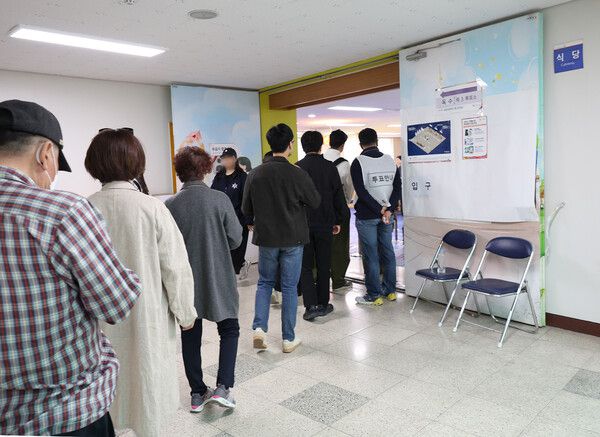 ▲4월 10일 투표장에서 투표를 하기 위해 줄 서있는 유권자들 ⓒ연합뉴스
