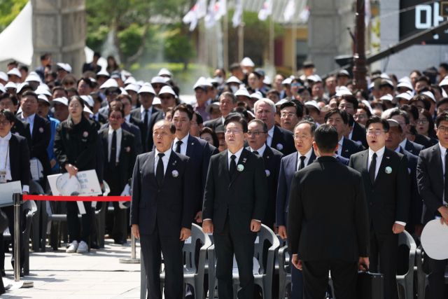 ▲국민의힘 황우여 비상대책위원장(왼쪽부터), 더불어민주당 이재명 대표, 국민의힘 추경호 원내대표, 더불어민주당 박찬대 원내대표가 18일 광주시 북구 국립5·18민주묘지에서 열린 제44주년 5·18민주화운동 기념식에서 애국가를 부르고 있다.2024.5.18ⓒ연합뉴스