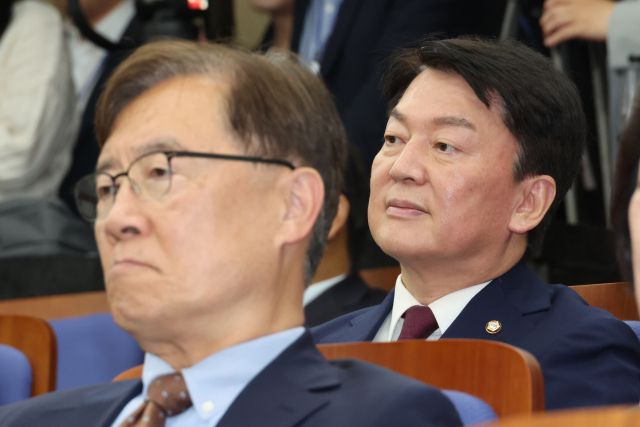 ▲28일 오후 서울 여의도 국회에서 열린 국민의힘 비상의원총회에서 '채상병 특검법' 찬성 의사를 공개적으로 밝힌 안철수 의원과 최재형 의원이 추경호 원내대표의 발언을 듣고 있다. ⓒ연합뉴스