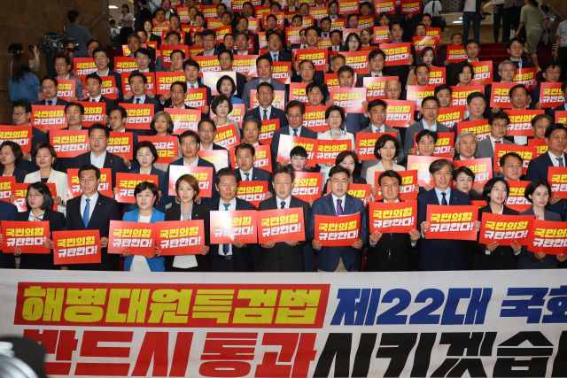 ▲더불어민주당 이재명 대표, 조국혁신당 조국 대표 등이 28일 서울 영등포구 국회 로텐더홀에서 해병대원 특검법 재의 표결 부결 규탄 기자회견을 하고 있다. ⓒ연합뉴스