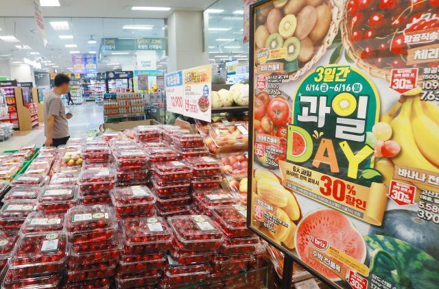 ▲한국의 식료품 가격 수준은 세계 주요국의 1.5배를 넘는다. 지난 14일 서울 이마트 청계천점에서 시민이 여름철 대표 과일들을 살펴보고 있다. ⓒ연합뉴스