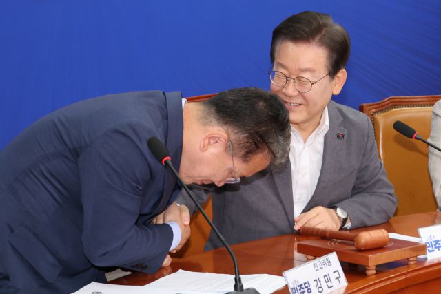 ▲더불어민주당 이재명 대표가 지난 19일 오전 서울 여의도 국회에서 열린 최고위원회에서 새로 지명된 강민구 최고위원과 악수하고 있다. ⓒ연합뉴스