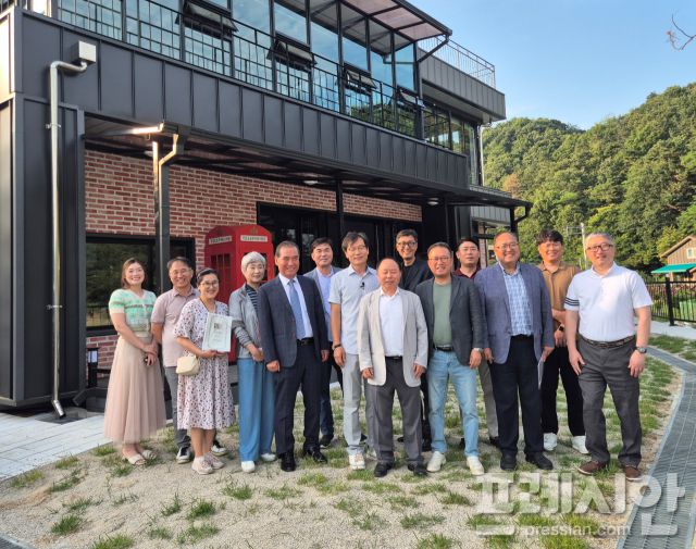 ▲21일 고북역사책박물관 개관식에 참석한 내빈들이 기념촬영을 하고 있다 ⓒ프레시안(김규철)